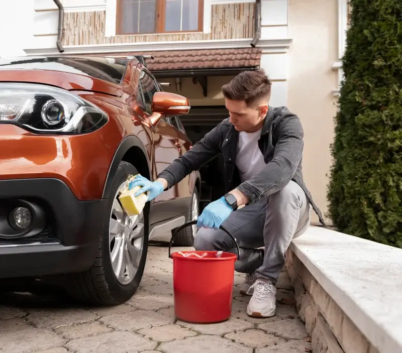 Lavage auto à domicile Sainte-Consorce : professionnel intervenant sur un véhicule
